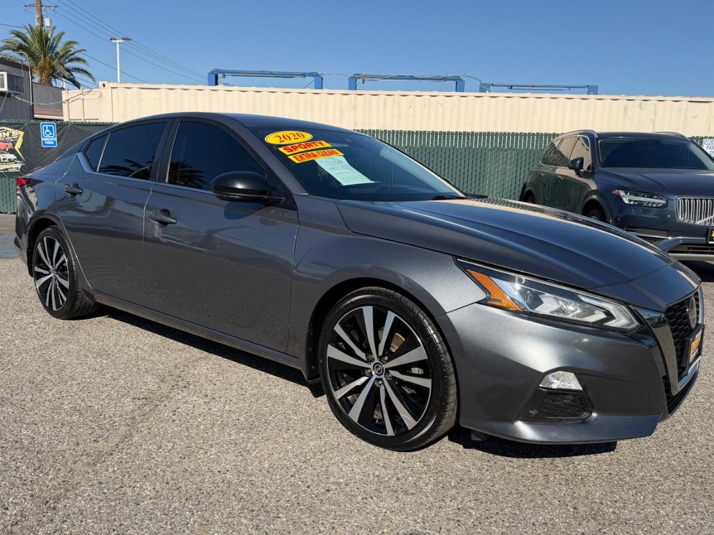 Nissan Altima Vehicle Full-screen Gallery Image 03