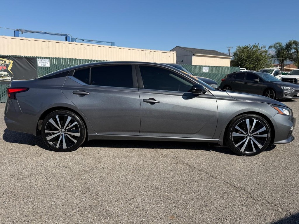 Nissan Altima Vehicle Full-screen Gallery Image 05
