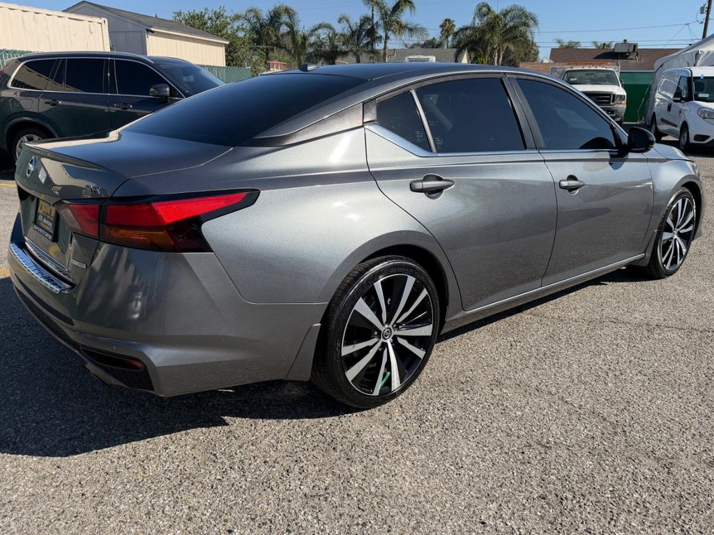 Nissan Altima Vehicle Full-screen Gallery Image 06