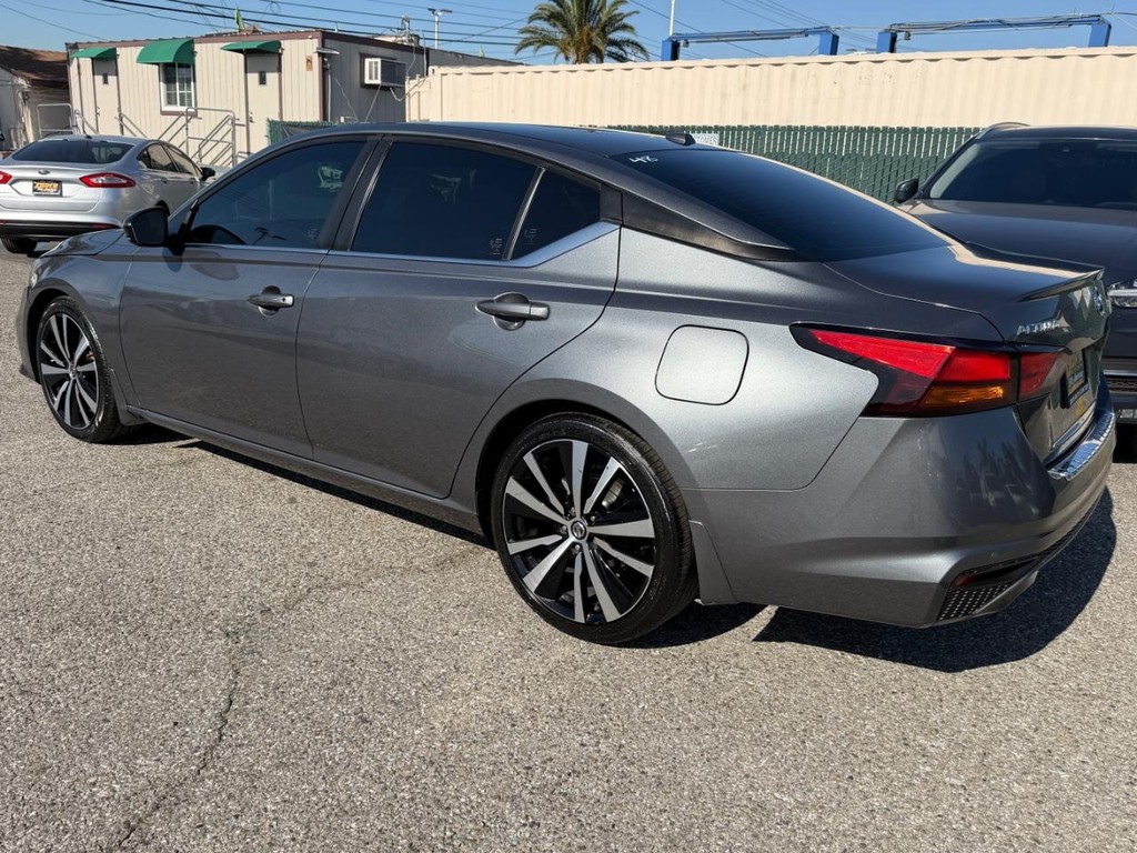 Nissan Altima Vehicle Full-screen Gallery Image 09