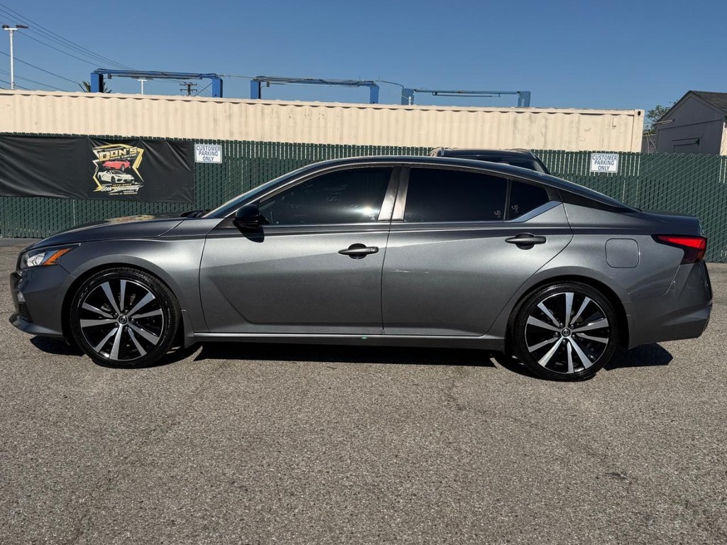 Nissan Altima Vehicle Full-screen Gallery Image 11