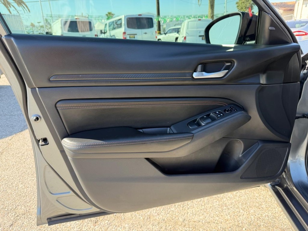 Nissan Altima Vehicle Full-screen Gallery Image 15