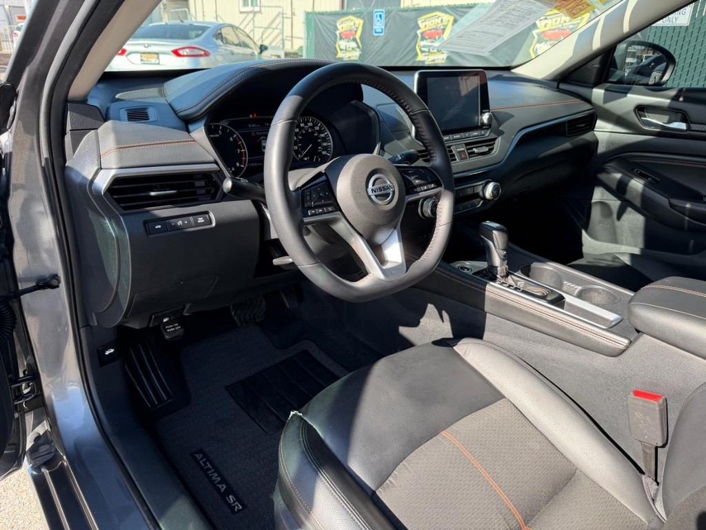 Nissan Altima Vehicle Full-screen Gallery Image 16
