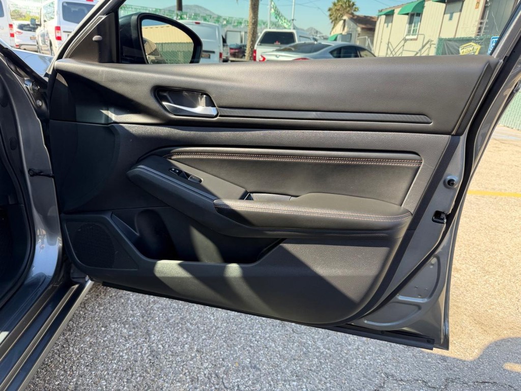 Nissan Altima Vehicle Full-screen Gallery Image 17