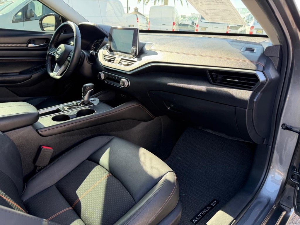 Nissan Altima Vehicle Full-screen Gallery Image 18