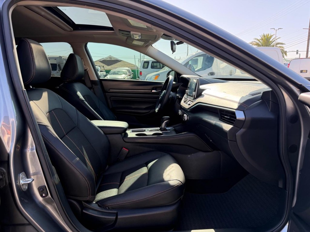 Nissan Altima Vehicle Full-screen Gallery Image 19