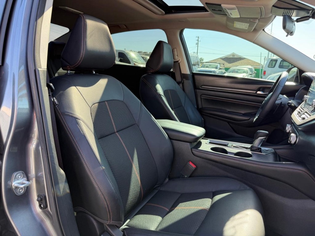 Nissan Altima Vehicle Full-screen Gallery Image 20