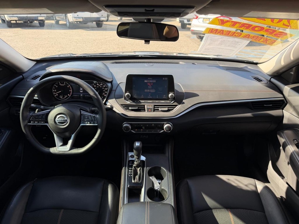 Nissan Altima Vehicle Full-screen Gallery Image 21