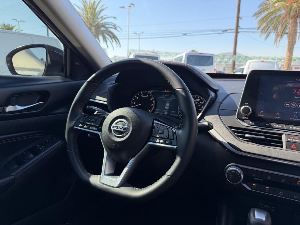 Nissan Altima Vehicle Full-screen Gallery Image 22