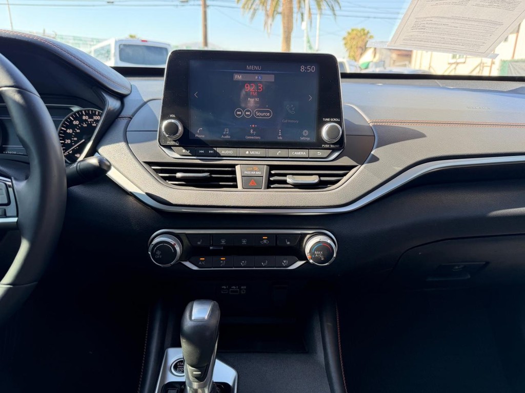 Nissan Altima Vehicle Full-screen Gallery Image 23