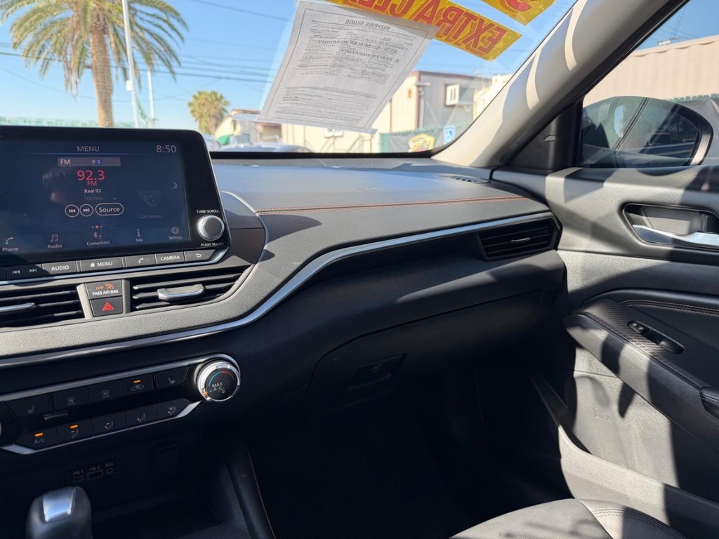 Nissan Altima Vehicle Full-screen Gallery Image 24