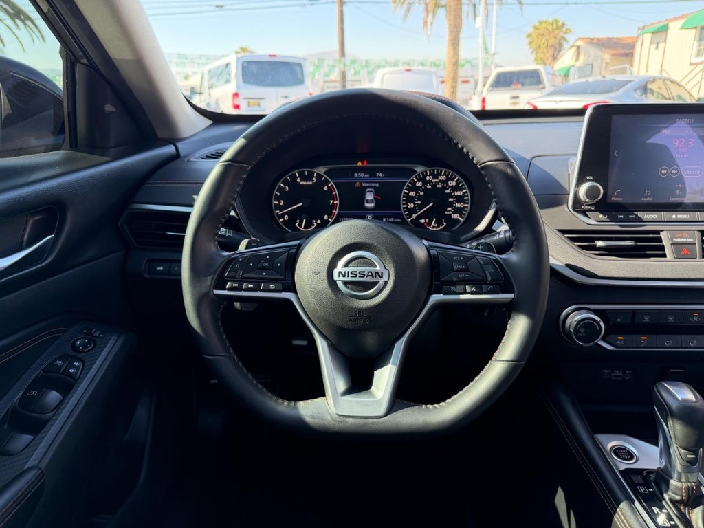Nissan Altima Vehicle Full-screen Gallery Image 25