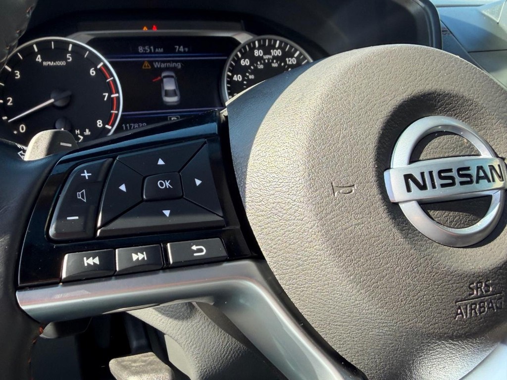 Nissan Altima Vehicle Full-screen Gallery Image 26