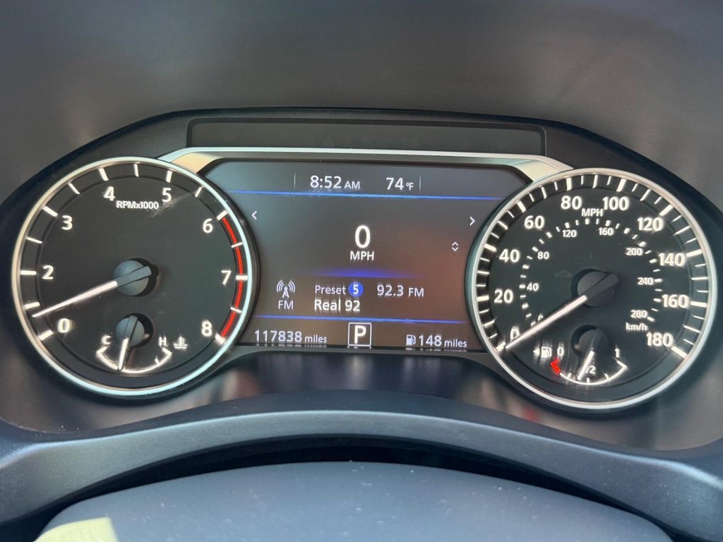 Nissan Altima Vehicle Full-screen Gallery Image 28