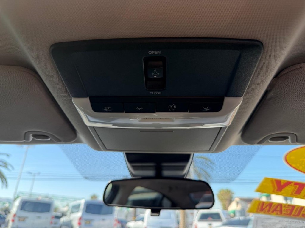 Nissan Altima Vehicle Full-screen Gallery Image 33
