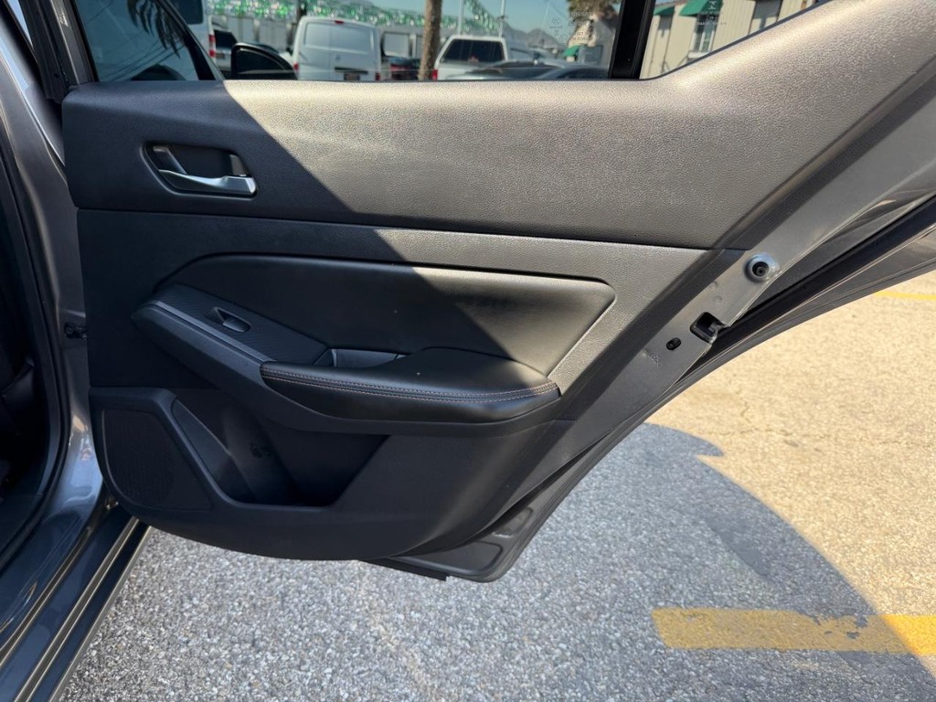 Nissan Altima Vehicle Full-screen Gallery Image 35