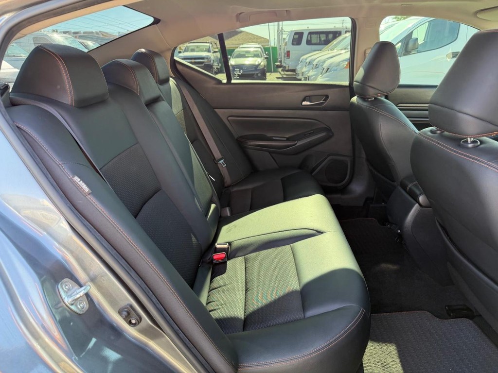 Nissan Altima Vehicle Full-screen Gallery Image 36