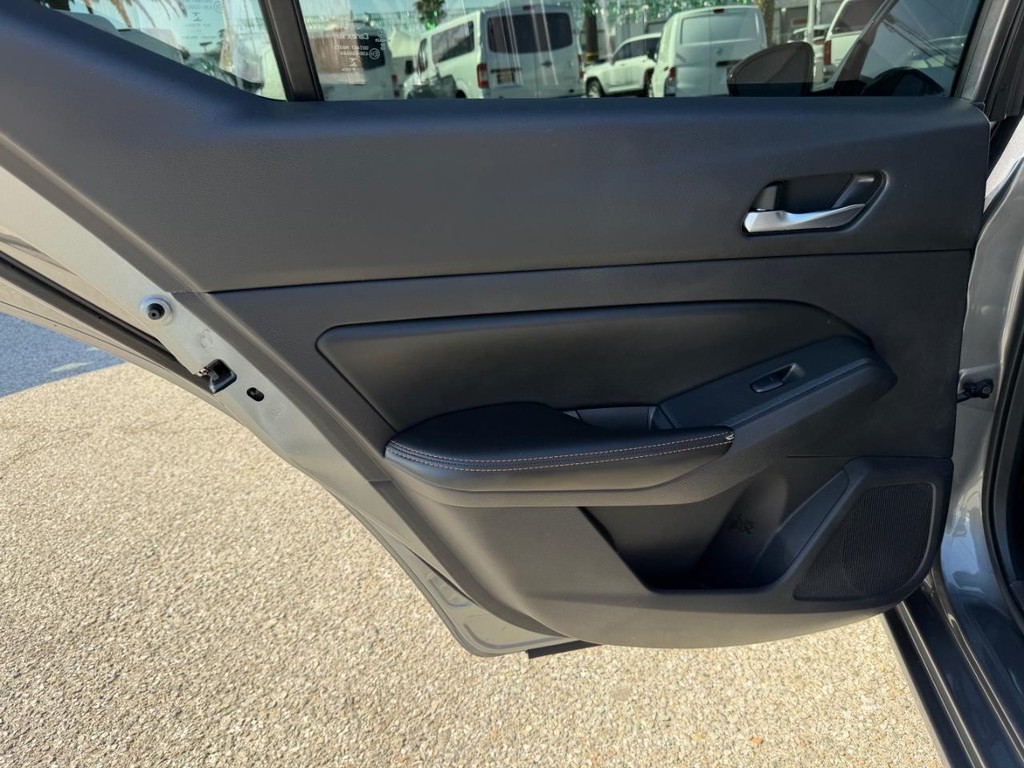 Nissan Altima Vehicle Full-screen Gallery Image 37