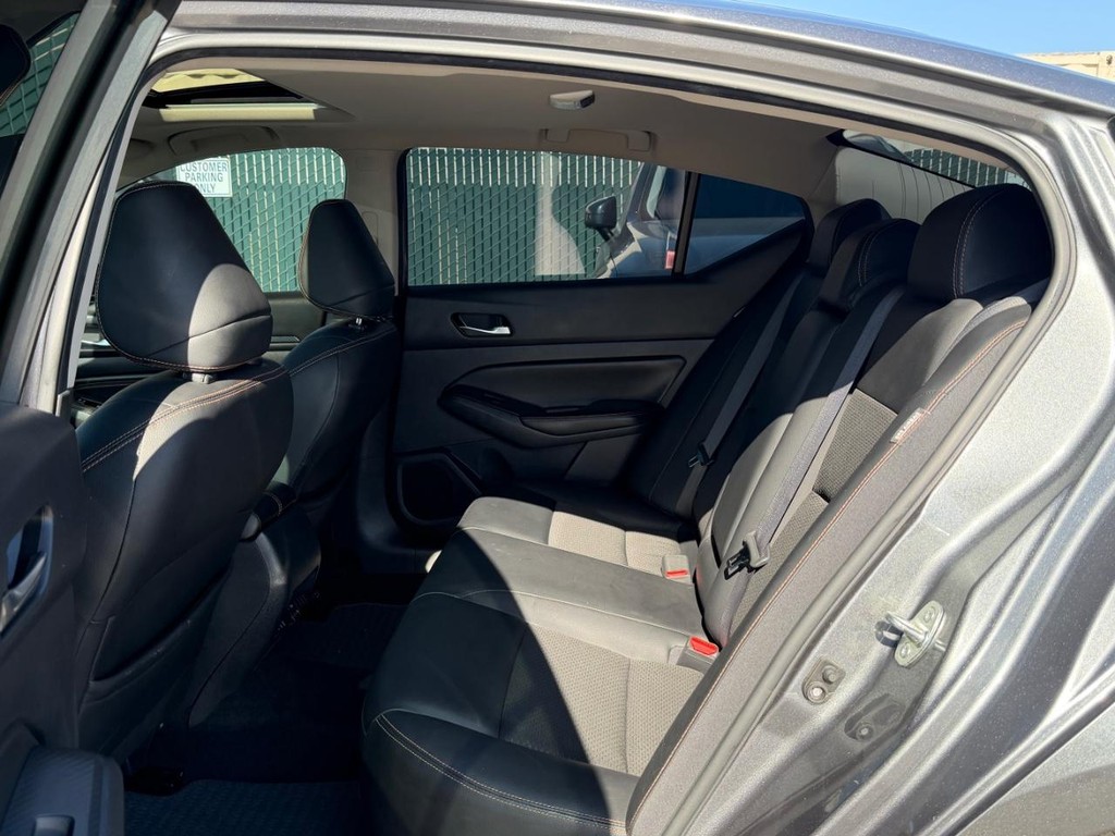 Nissan Altima Vehicle Full-screen Gallery Image 38