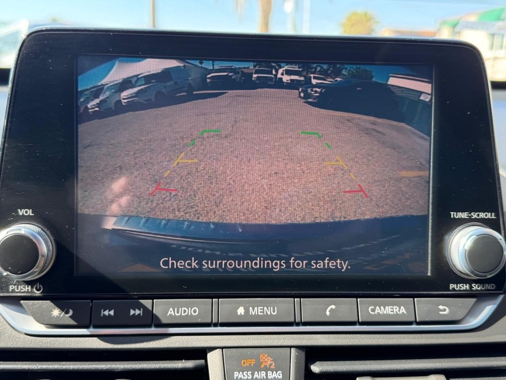 Nissan Altima Vehicle Full-screen Gallery Image 40