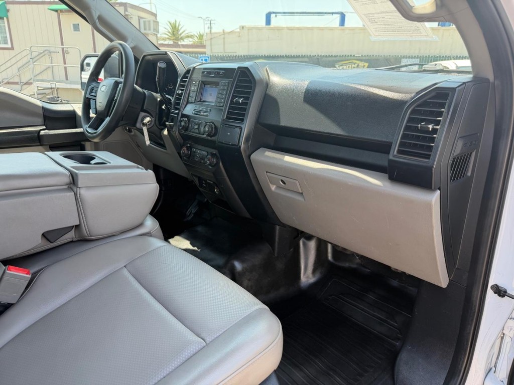 Ford F-150 Vehicle Full-screen Gallery Image 19