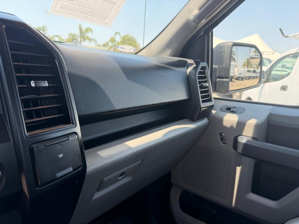 Ford F-150 Vehicle Full-screen Gallery Image 24