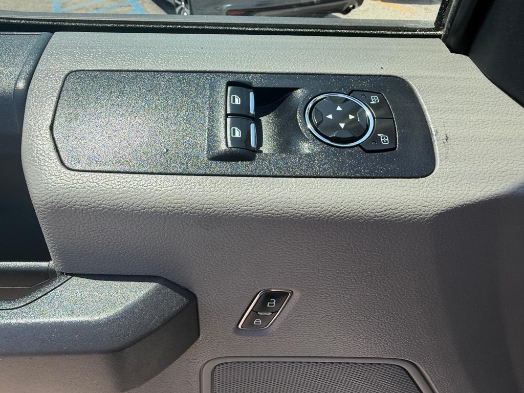 Ford F-150 Vehicle Full-screen Gallery Image 28