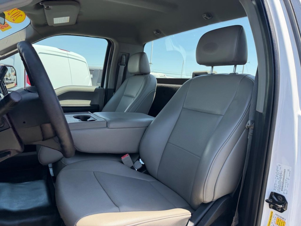Ford F-150 Vehicle Full-screen Gallery Image 18