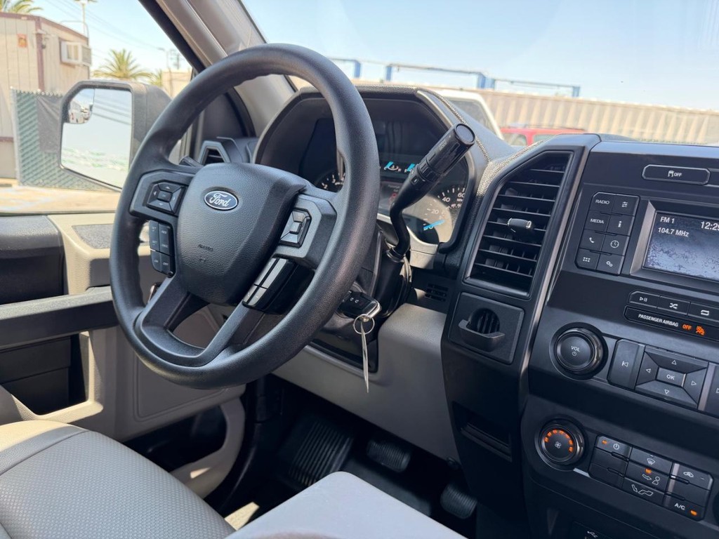Ford F-150 Vehicle Full-screen Gallery Image 23