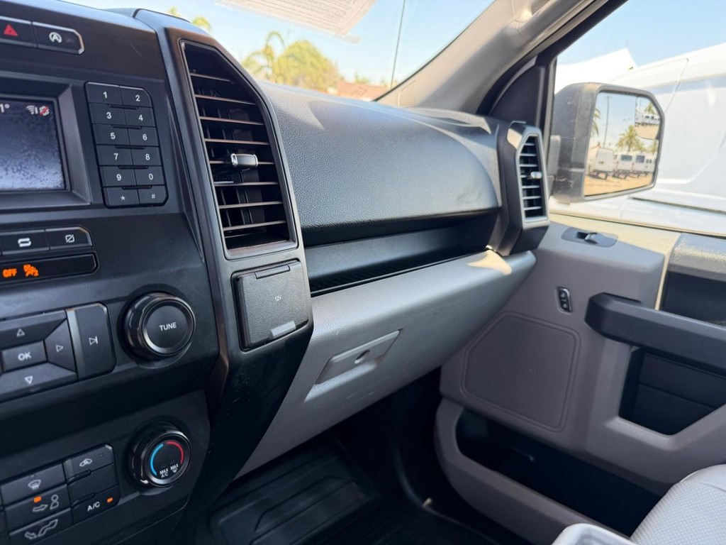 Ford F-150 Vehicle Full-screen Gallery Image 25