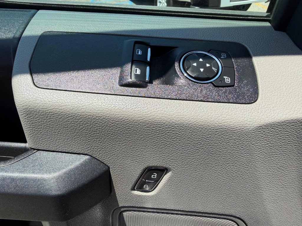 Ford F-150 Vehicle Full-screen Gallery Image 29