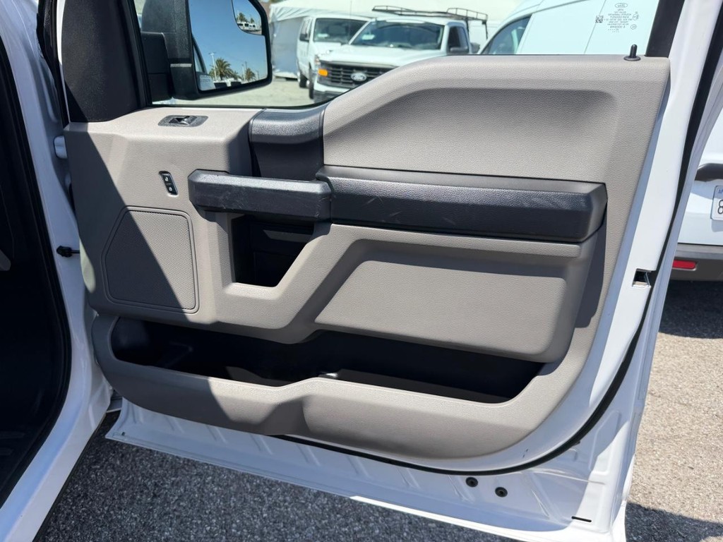 Ford F-150 Vehicle Full-screen Gallery Image 19