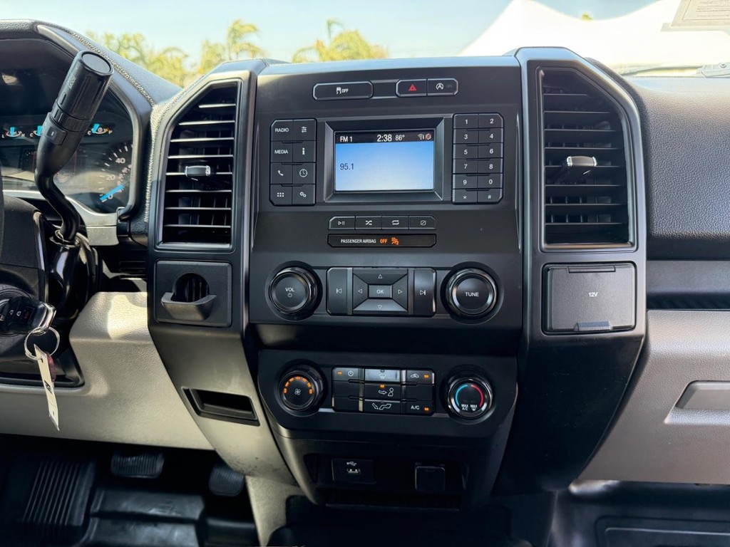 Ford F-150 Vehicle Full-screen Gallery Image 24