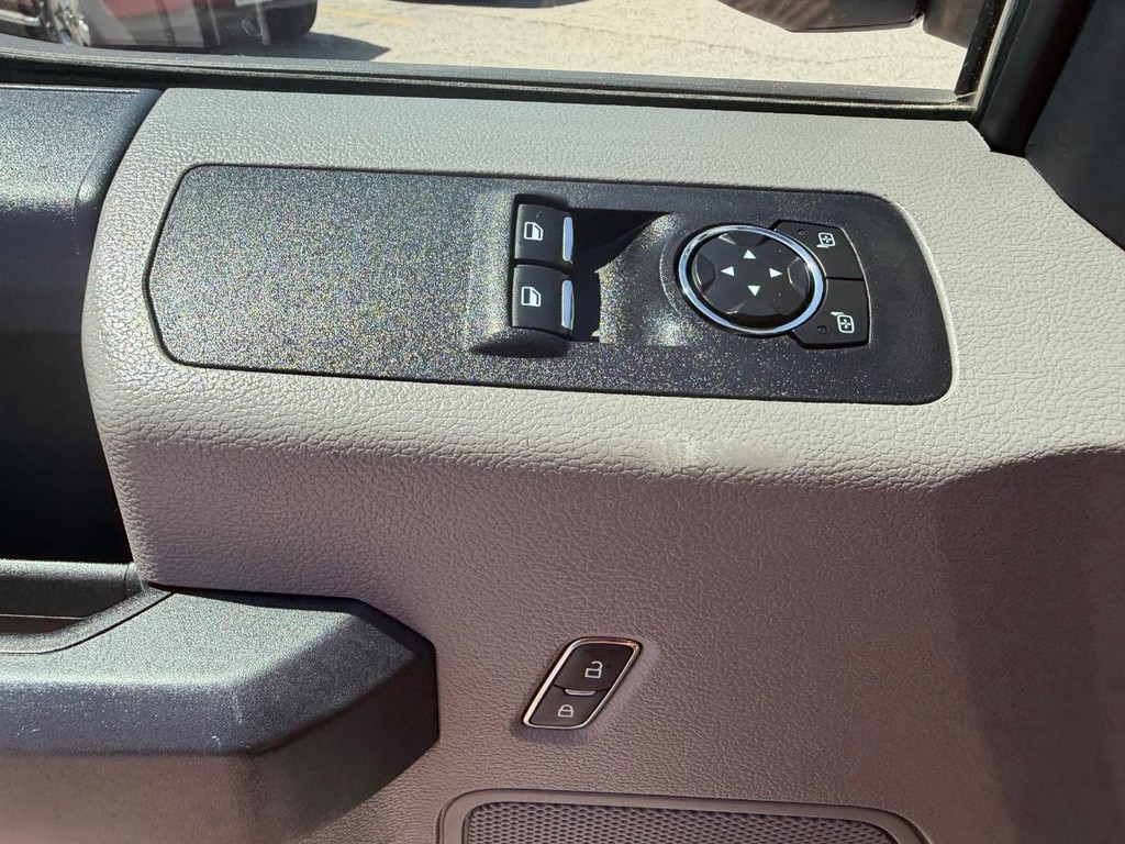 Ford F-150 Vehicle Full-screen Gallery Image 30