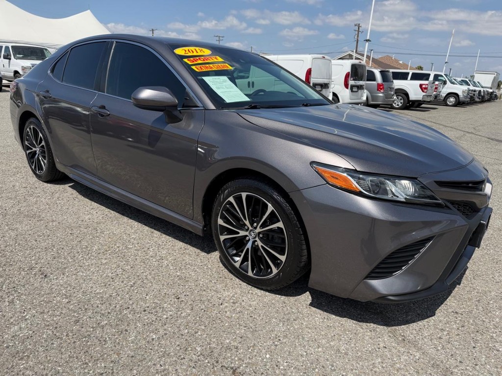 Toyota Camry Vehicle Full-screen Gallery Image 06