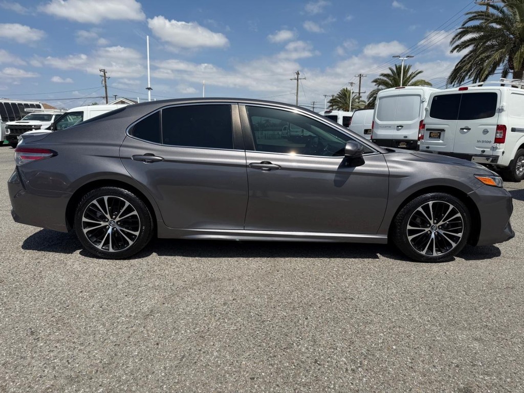 Toyota Camry Vehicle Full-screen Gallery Image 08