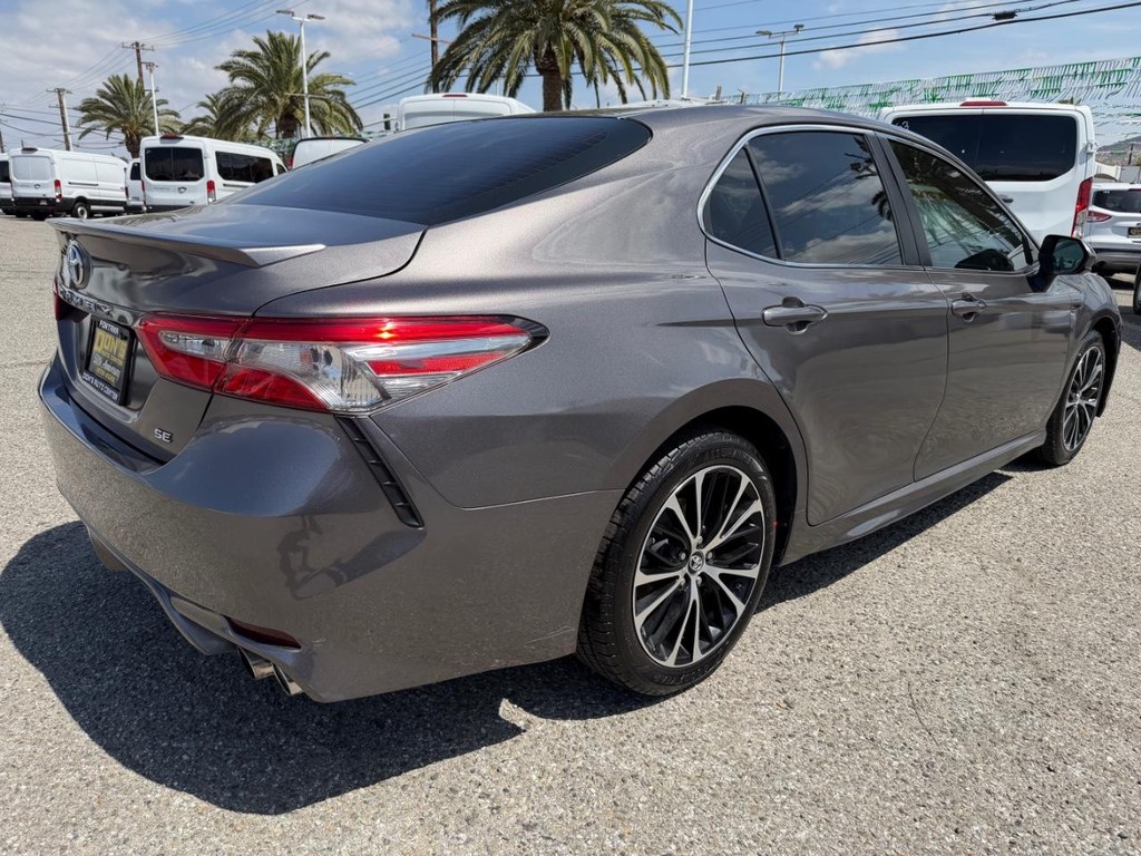 Toyota Camry Vehicle Full-screen Gallery Image 09