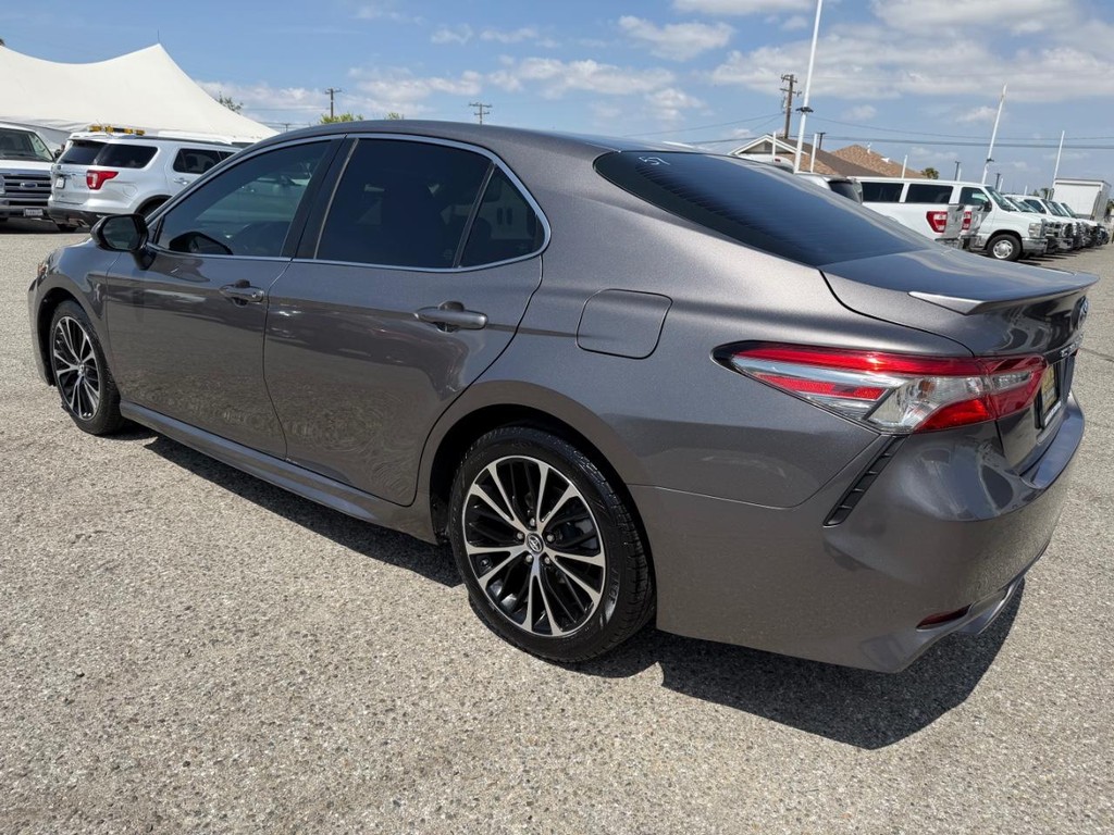 Toyota Camry Vehicle Full-screen Gallery Image 12