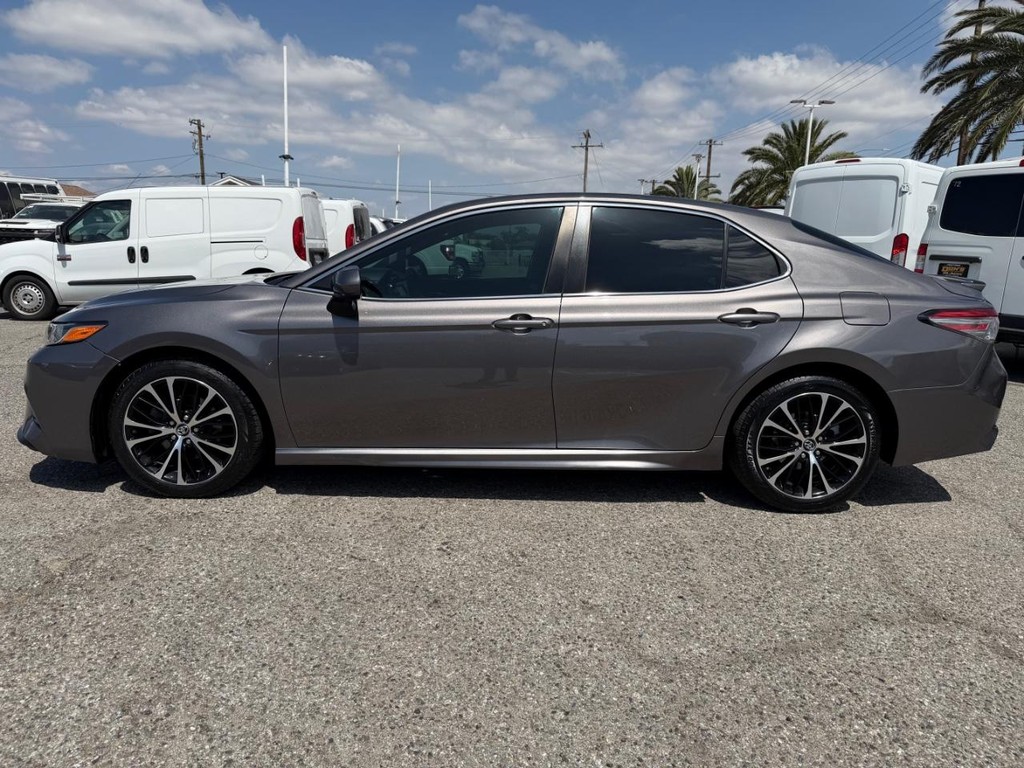 Toyota Camry Vehicle Full-screen Gallery Image 14