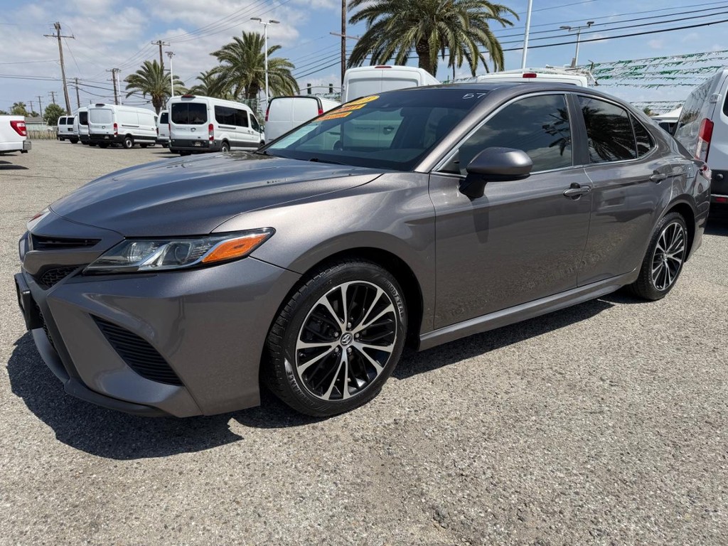 Toyota Camry Vehicle Full-screen Gallery Image 15