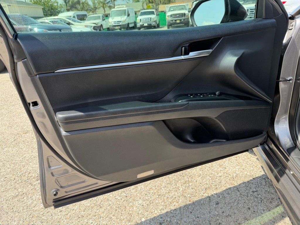 Toyota Camry Vehicle Full-screen Gallery Image 16