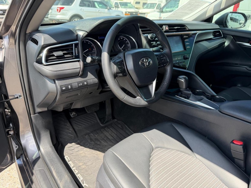 Toyota Camry Vehicle Full-screen Gallery Image 17