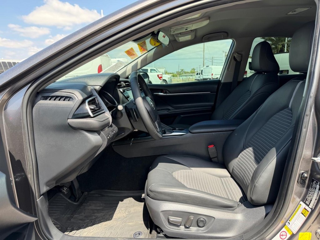 Toyota Camry Vehicle Full-screen Gallery Image 18