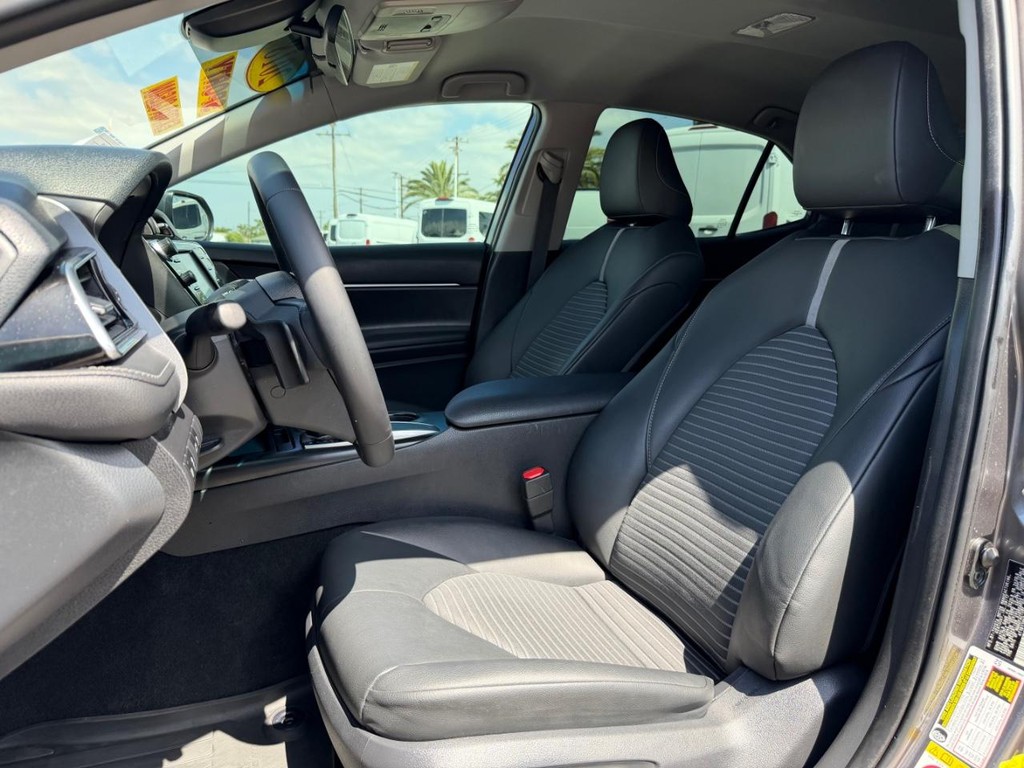 Toyota Camry Vehicle Full-screen Gallery Image 19