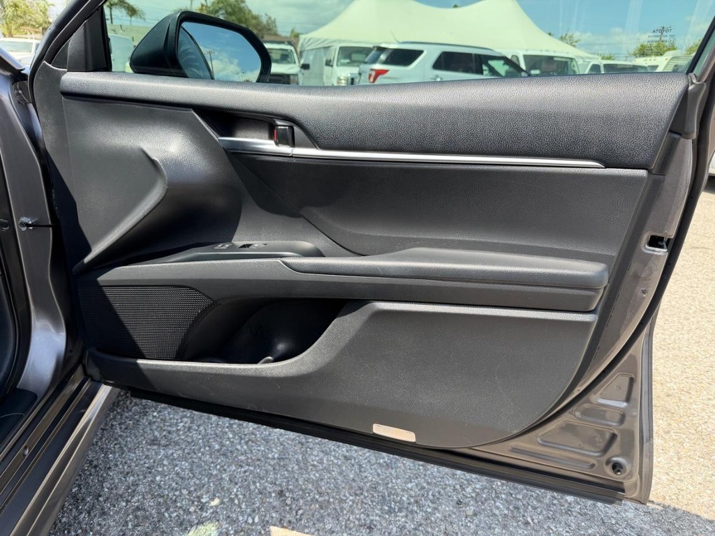 Toyota Camry Vehicle Full-screen Gallery Image 20