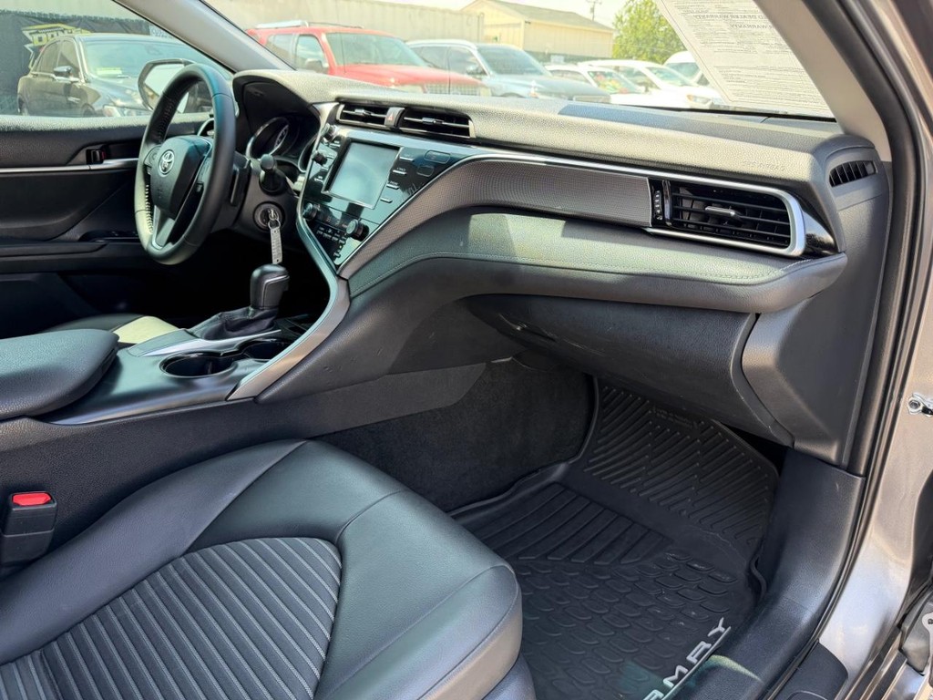 Toyota Camry Vehicle Full-screen Gallery Image 21