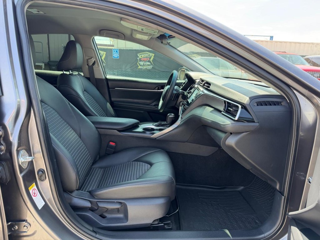 Toyota Camry Vehicle Full-screen Gallery Image 22