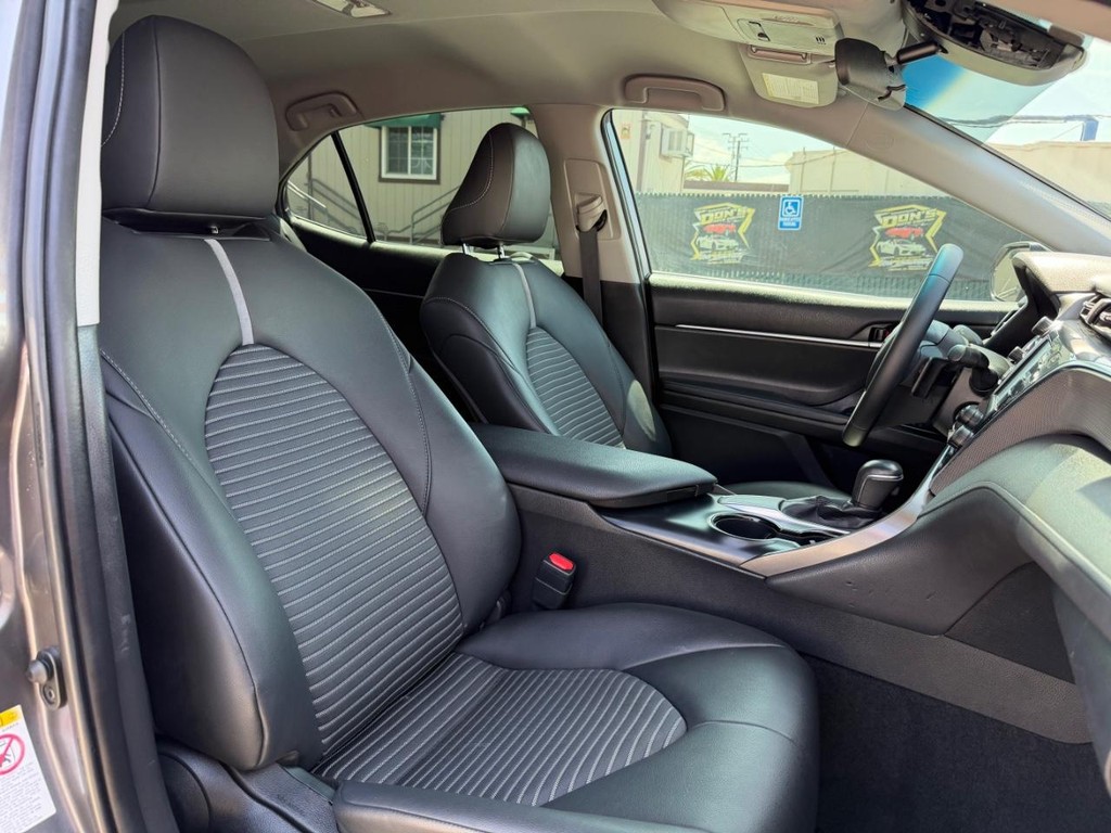 Toyota Camry Vehicle Full-screen Gallery Image 23