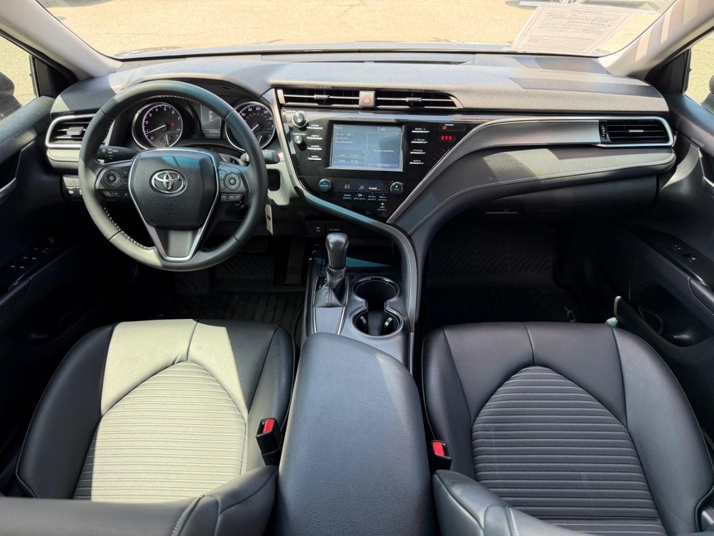 Toyota Camry Vehicle Full-screen Gallery Image 24