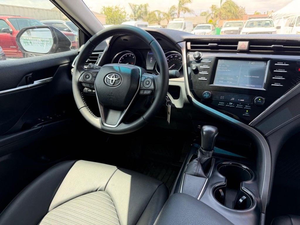 Toyota Camry Vehicle Full-screen Gallery Image 25